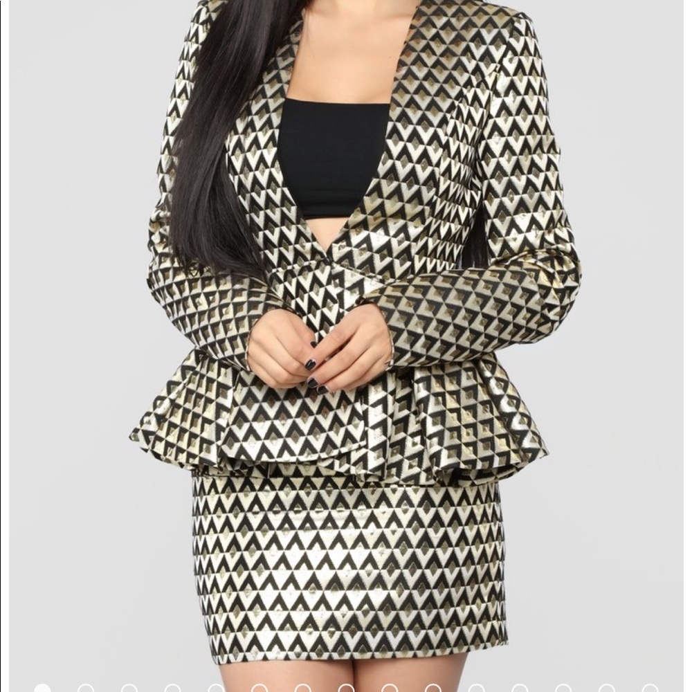 Elegant skirt set.